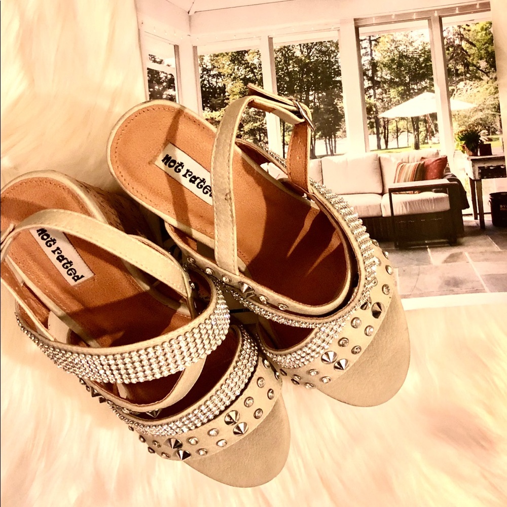 Bedazzled Glam Wedges! Size 7. Aprox 4’ H